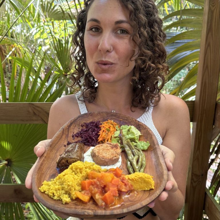 Ambre TAC présentant une assiette créole à base de manioc chez Widy GREGO and Co à Sainte-Anne en Guadeloupe.