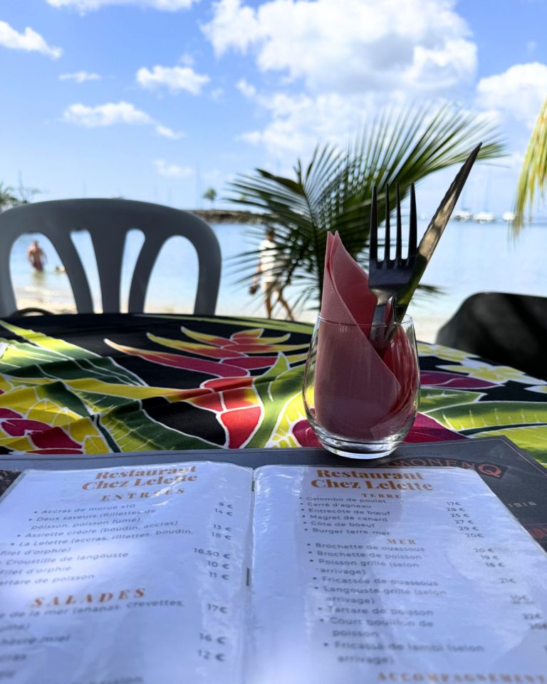 Menu du restaurant Chez Lèlette à Deshaies en Guadeloupe avec vue sur la mer, ambiance bord de plage et restaurant local les pieds dans le sable.