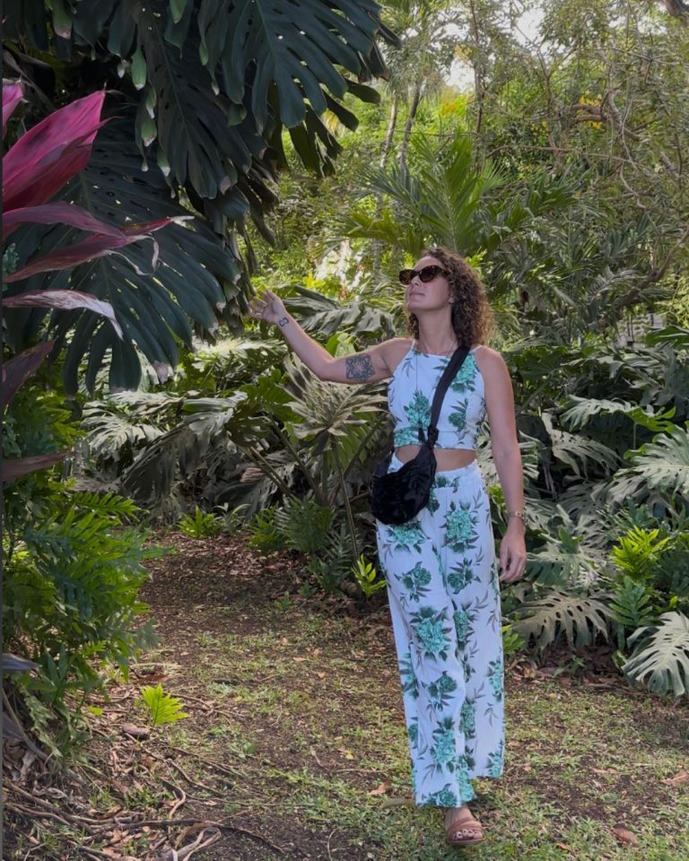 Jardin botanique de Deshaies en Guadeloupe avec végétation tropicale dense, plantes exotiques et ambiance naturelle en Basse-Terre.