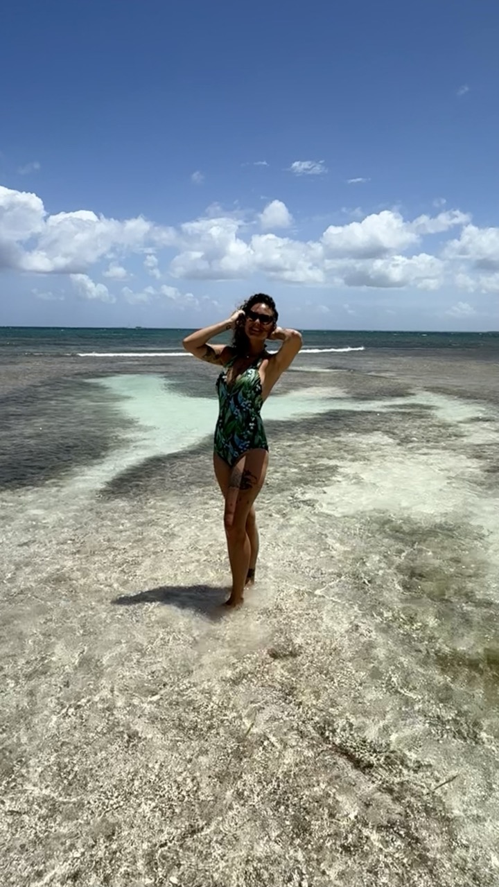 Baignade dans les eaux peu profondes du Grand Cul-de-Sac Marin à Sainte-Rose en Guadeloupe lors d’une excursion Panamax Excursions au départ de la marina du Gosier, activité nautique dans un lagon turquoise.