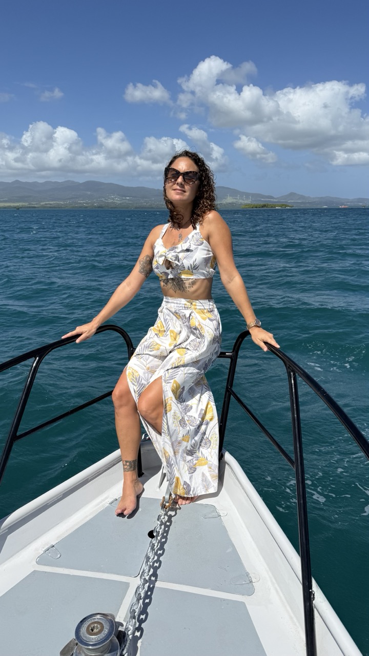 Excursion Panamax Excursions en Guadeloupe avec navigation en bateau depuis la marina du Gosier vers le Grand Cul-de-Sac Marin à Sainte-Rose, activité nautique avec vue sur la mer turquoise et les paysages de Basse-Terre.