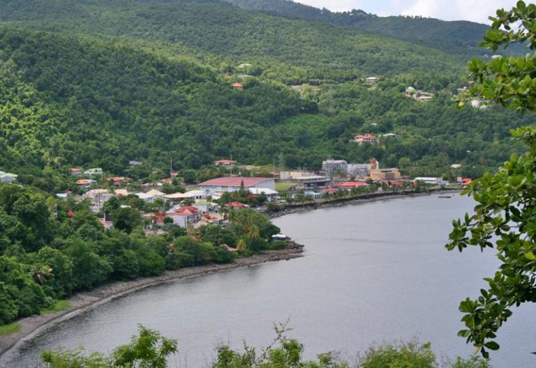 Point de vue de Falaise à Bouillante en Guadeloupe avec panorama sur la côte caraïbe, village en bord de mer et reliefs verdoyants de Basse-Terre, spot incontournable à découvrir en Guadeloupe.
