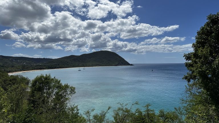 Point de vue Gadet à Deshaies en Guadeloupe avec panorama sur la baie, plage et mer turquoise, spot incontournable pour admirer les paysages de Basse-Terre et activité nature à faire en Guadeloupe.
