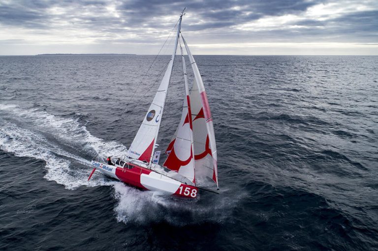 Voilier Class40 Crédit Mutuel 158 en navigation lors de la Route du Rhum 2026 – Destination Guadeloupe, monocoque de course au large sur l’océan Atlantique.