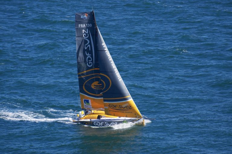 Voilier Class40 GDF Suez en navigation lors de la Route du Rhum 2026 – Destination Guadeloupe, monocoque de course au large sur l’océan Atlantique.