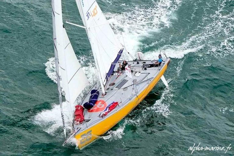 Voilier Class40 JPK 10.80 en navigation lors de la Route du Rhum 2026 – Destination Guadeloupe, monocoque de course au large sur l’océan Atlantique.