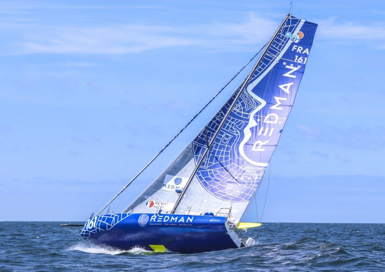 Voilier Class40 Redman FRA 161 en navigation lors de la Route du Rhum 2026 – Destination Guadeloupe, monocoque de course au large sur l’océan Atlantique.