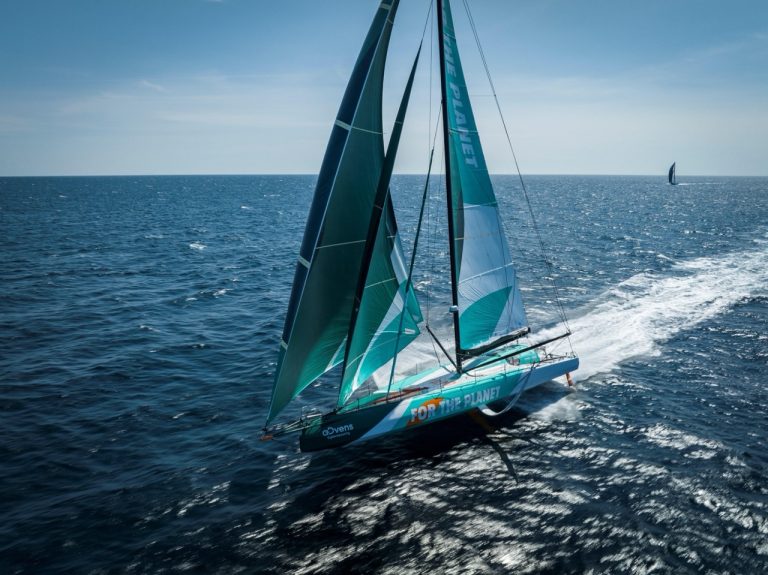 Voilier IMOCA For The Planet en navigation rapide sur l’océan Atlantique lors de la Route du Rhum 2026 – Destination Guadeloupe, monocoque à foils en pleine vitesse.