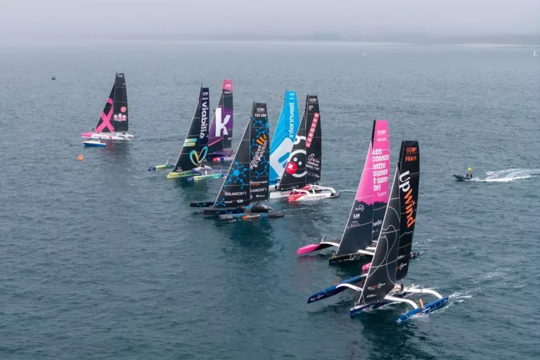 Flotte de trimarans Ocean Fifty en course lors de la Route du Rhum 2026 – Destination Guadeloupe, bateaux de compétition naviguant sur l’océan Atlantique.
