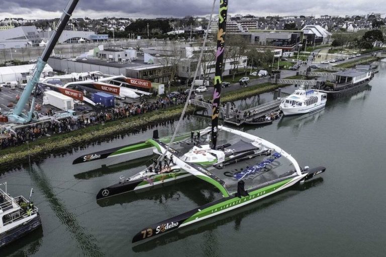 Trimaran ULTIM Sodebo lors des préparatifs de la Route du Rhum 2026 à Saint-Malo, bateau de course au large entouré du public avant le départ de la transatlantique.