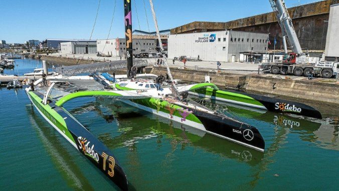 Trimaran ULTIM Sodebo amarré au port lors des préparatifs de la Route du Rhum 2026, bateau de course au large prêt pour la transatlantique en solitaire.