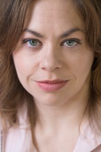 Samantha Clavet est une artiste multidisciplinaire de Québec formée en jeu théâtral, en création littéraire et en cirque.