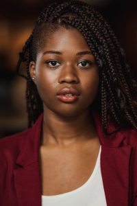 Graduée en 2022 de l’UQAM en art dramatique profil jeu, Stella Lemaine est une artiste interdisciplinaire fièrement née à Laval.