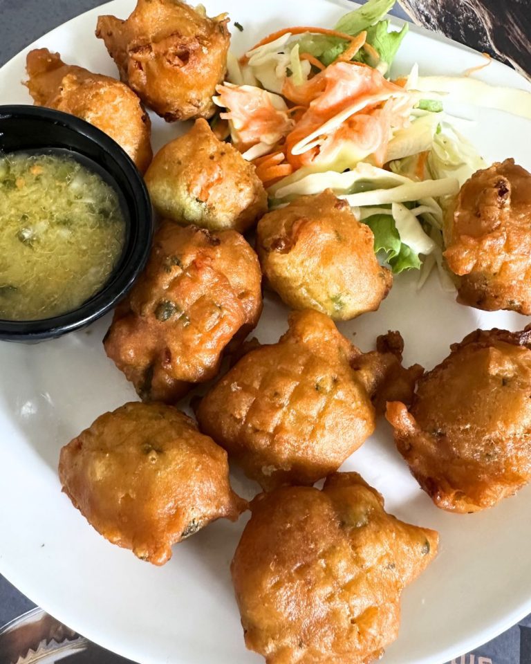 Assiette d’accras créoles servis au restaurant La Kaz a Loulouz au Gosier en Guadeloupe avec salade et sauce maison.
