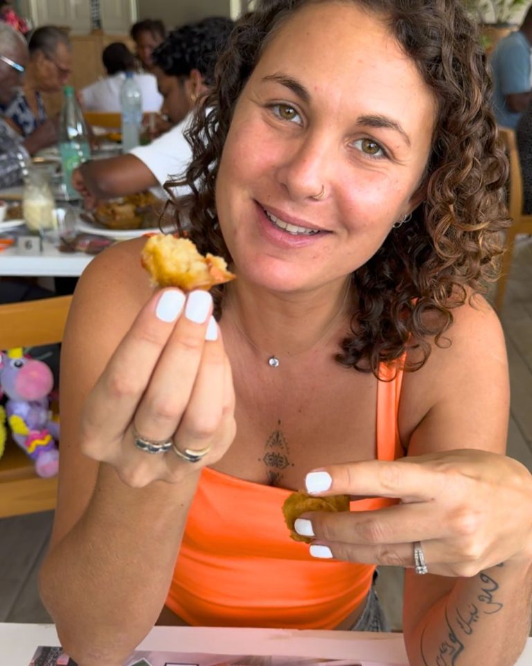 Ambre TAC dégustant une spécialité au lambi au restaurant La Kaz a Loulouz au Gosier en Guadeloupe, adresse connue pour sa cuisine créole locale.