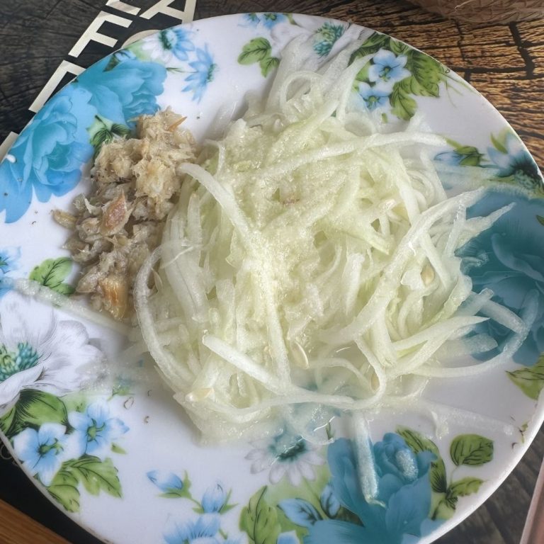 Assiette de crudités créoles servie au restaurant An Tol La à Pointe-à-Pitre en Guadeloupe, spécialités locales et cuisine créole traditionnelle.