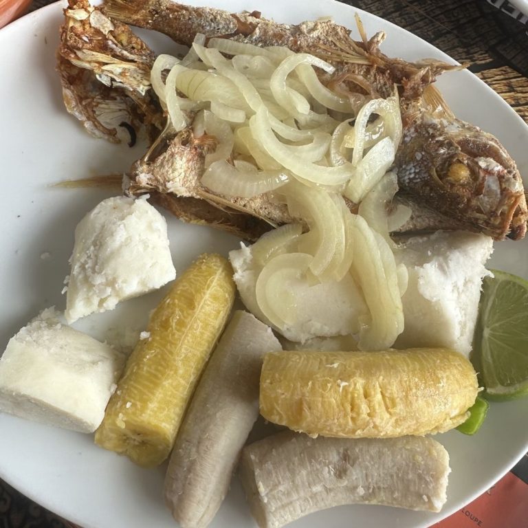 Poisson frit accompagné de racines pays et oignons au restaurant An Tol La à Pointe-à-Pitre en Guadeloupe, cuisine créole traditionnelle face à la baie.