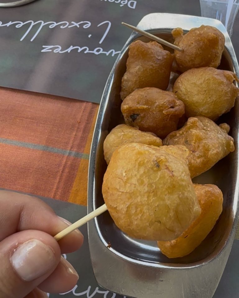 Accras créoles servis au restaurant Chez Forbin à Pointe-à-Pitre en Guadeloupe, spécialités locales et cuisine créole traditionnelle dans le quartier du Carénage.