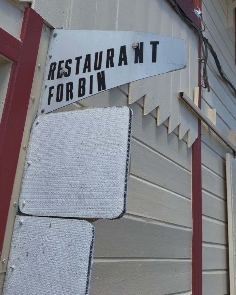 Enseigne du restaurant Chez Forbin dans le quartier du Carénage à Pointe-à-Pitre en Guadeloupe, adresse locale réputée pour ses poissons frais et sa cuisine créole.