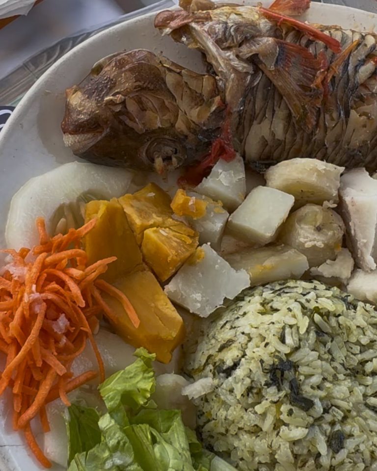 Assiette créole avec poisson, racines pays et riz servie au restaurant Chez Forbin à Pointe-à-Pitre en Guadeloupe, cuisine locale et produits frais.