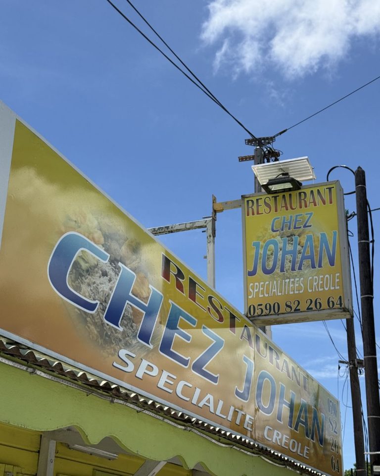 Enseigne du restaurant Chez Johan à Pointe-à-Pitre en Guadeloupe, restaurant créole populaire apprécié pour ses spécialités locales.