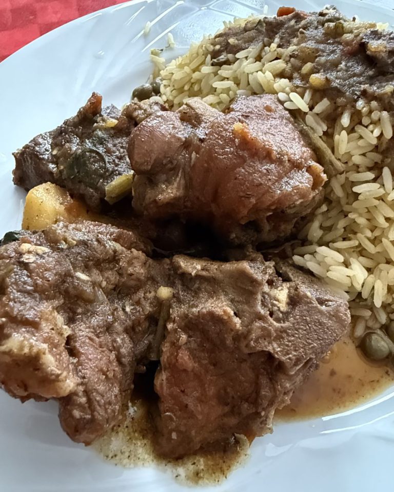 Plat créole généreux avec viande en sauce et riz servi au restaurant Chez Johan à Pointe-à-Pitre en Guadeloupe.