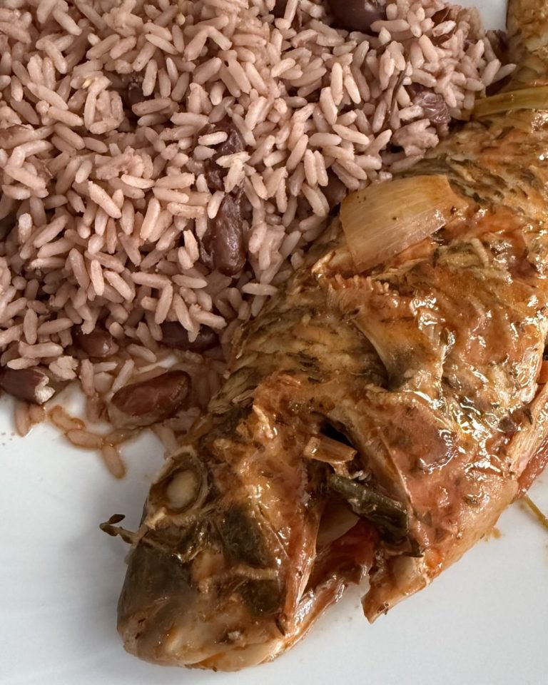 Poisson accompagné de riz et haricots rouges servi au restaurant Chez Johan à Pointe-à-Pitre en Guadeloupe, cuisine créole traditionnelle.