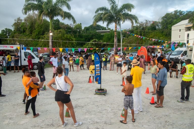Animation familiale et jeux lors de La Foire des Roulottes à Pointe-à-Pitre en Guadeloupe avec visiteurs, enfants et ambiance conviviale autour des roulottes gastronomiques.