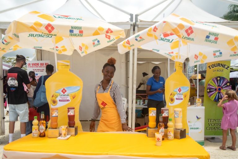 Stand Lesieur lors de La Foire des Roulottes à Pointe-à-Pitre en Guadeloupe avec animation promotionnelle, produits alimentaires et visiteurs pendant l’événement gastronomique.