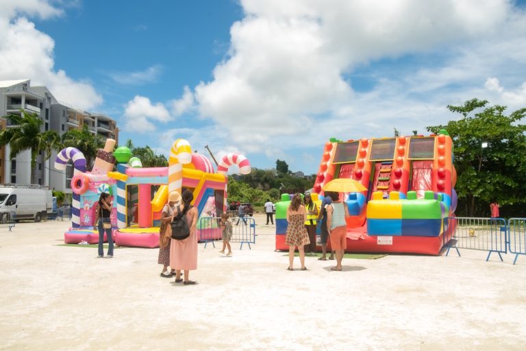 Structures gonflables et espace de jeux pour enfants lors de La Foire des Roulottes à Pointe-à-Pitre en Guadeloupe avec animations familiales en plein air.