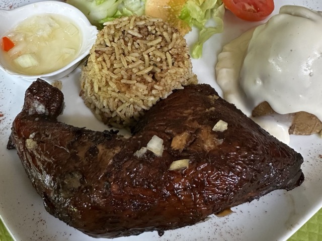 Assiette créole avec cuisse de poulet, riz et crudités au restaurant Le Petit Jardin à Pointe-à-Pitre en Guadeloupe.