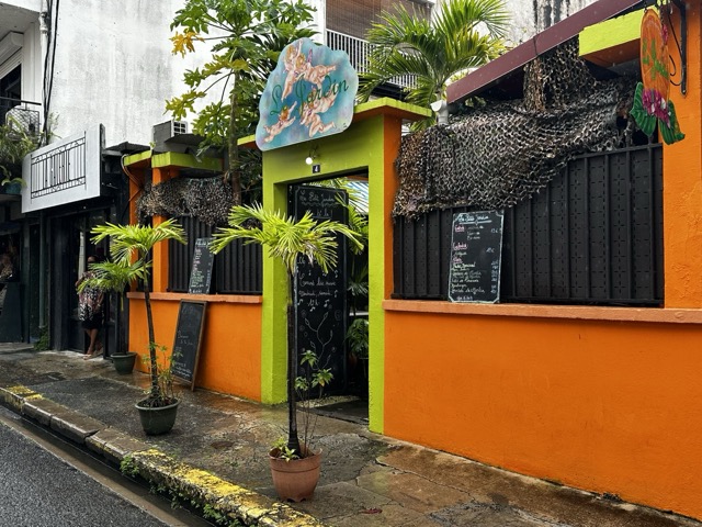 Façade colorée du restaurant Le Petit Jardin dans le centre de Pointe-à-Pitre en Guadeloupe.