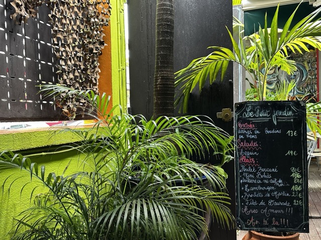 Ardoise des plats et spécialités proposés au restaurant Le Petit Jardin à Pointe-à-Pitre en Guadeloupe.