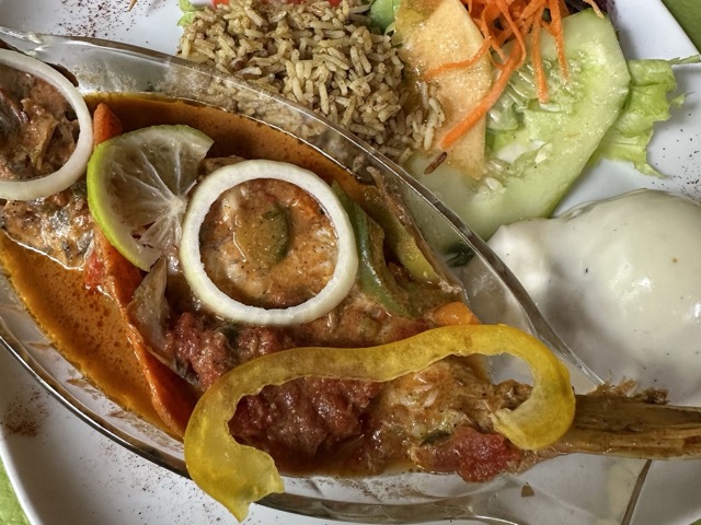 Plat de poisson sauce créole servi au restaurant Le Petit Jardin à Pointe-à-Pitre en Guadeloupe.