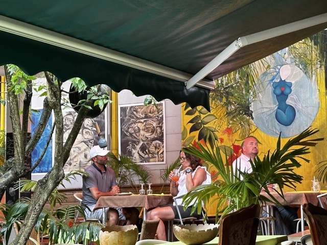 Terrasse tropicale et ambiance conviviale au restaurant Le Petit Jardin à Pointe-à-Pitre en Guadeloupe.