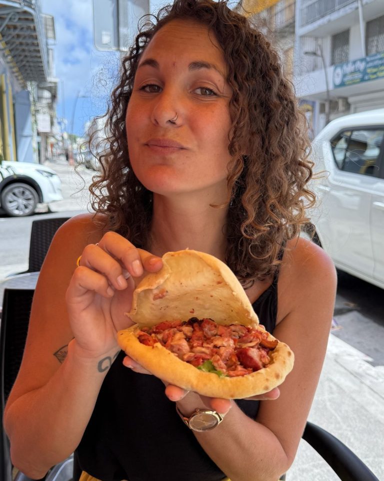 Ambre TAC dégustant un cheese naan au restaurant Maharajah Monty à Pointe-à-Pitre en Guadeloupe.