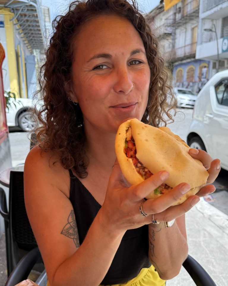 Ambre TAC dégustant un cheese naan au restaurant Maharajah Monty à Pointe-à-Pitre en Guadeloupe.
