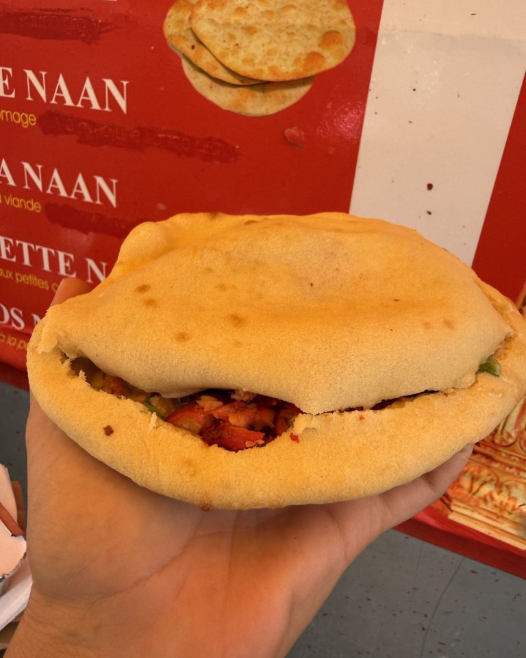 Cheese naan garni servi au restaurant indien Maharajah Monty à Pointe-à-Pitre en Guadeloupe.