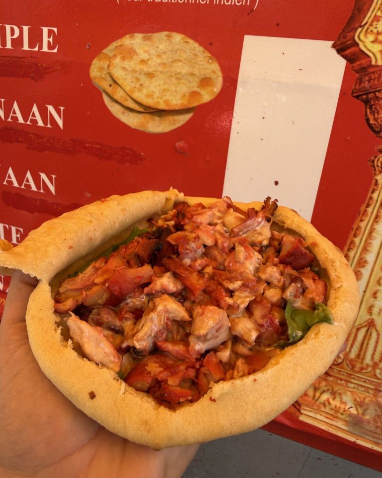 Naan garni de viande et fromage au restaurant Maharajah Monty à Pointe-à-Pitre en Guadeloupe.