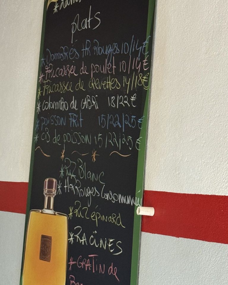Tableau des spécialités créoles et plats du jour proposés au restaurant Le Centre à Pointe-à-Pitre en Guadeloupe.