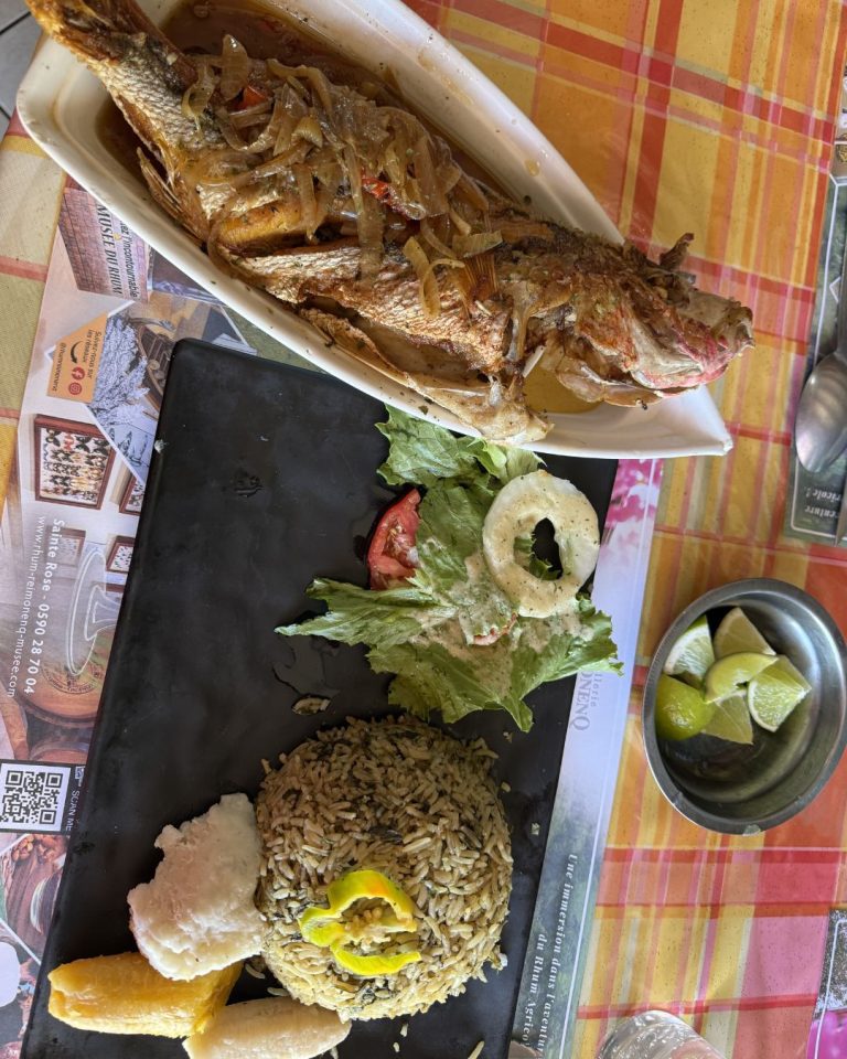 Assiette créole avec poisson entier, riz blanc, haricots rouges et légumes pays au restaurant Le Centre en Guadeloupe.