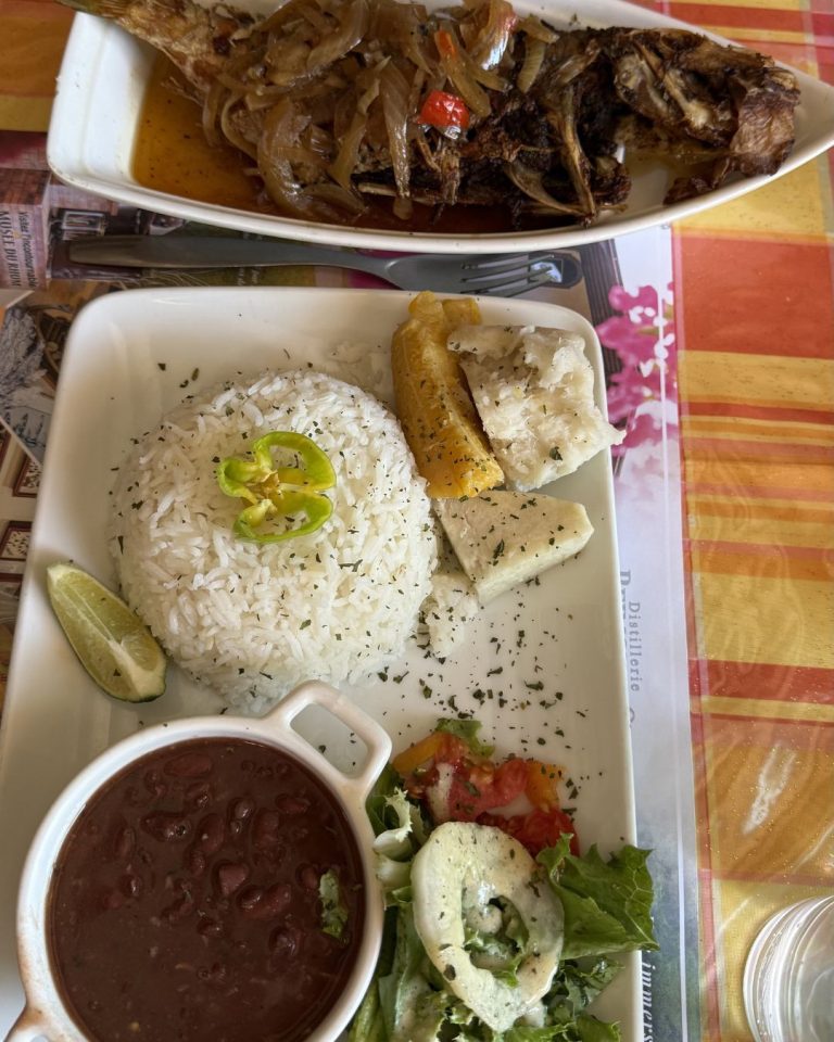 Plat de poisson entier sauce créole avec riz et légumes pays au restaurant Le Centre à Pointe-à-Pitre en Guadeloupe.