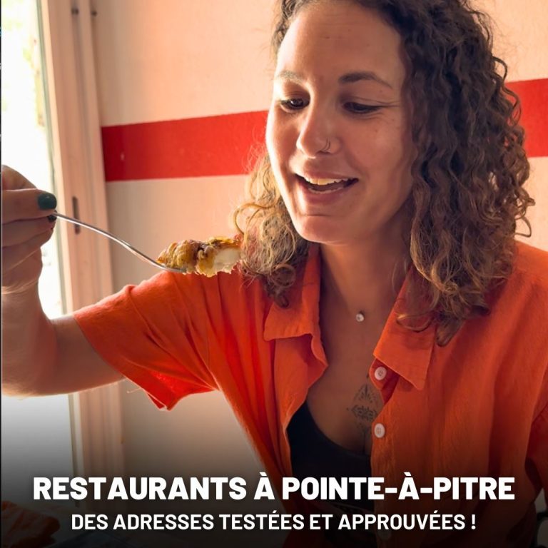 Ambre TAC dégustant un plat dans un restaurant à Pointe-à-Pitre en Guadeloupe pour une sélection d’adresses testées et approuvées.