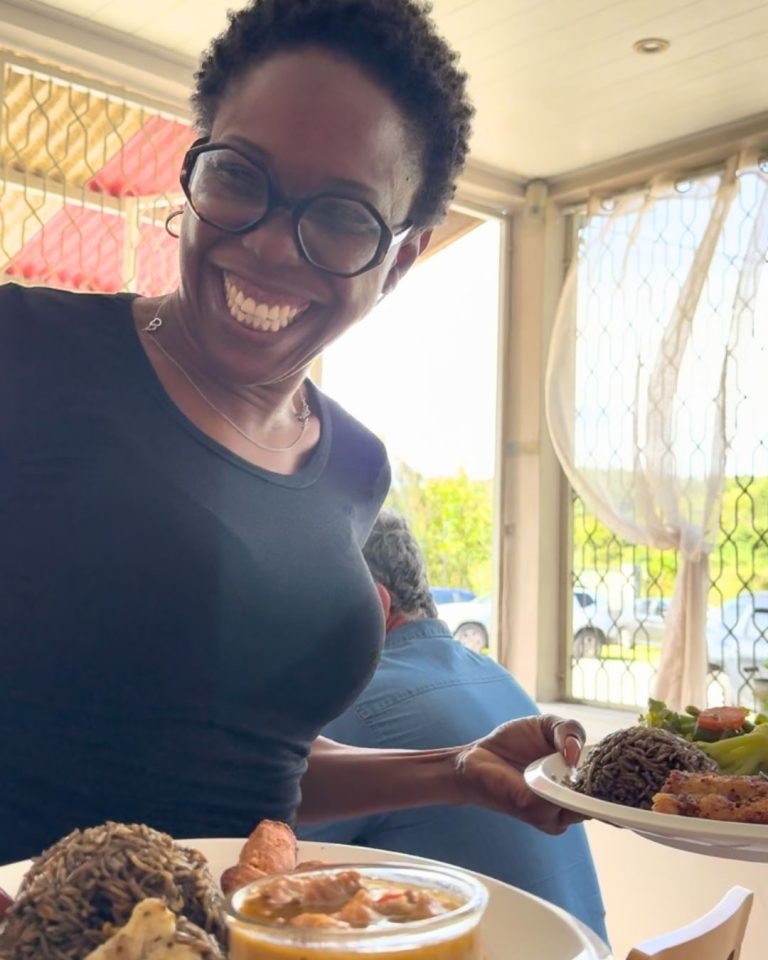 Serveuse apportant des assiettes de spécialités créoles au restaurant La Kaz a Loulouz au Gosier en Guadeloupe, connu pour ses plats au lambi et sa cuisine locale.